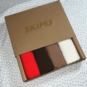 SKIMS Boyshort Boxed Set. Poppy in L